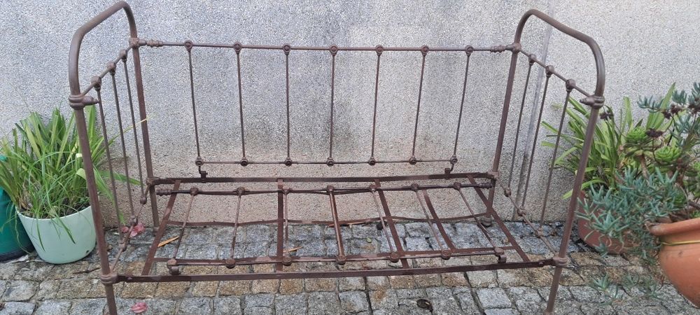 Vendo Mesa, 4 Cadeiras e banco de jardim (estrutura em ferro)