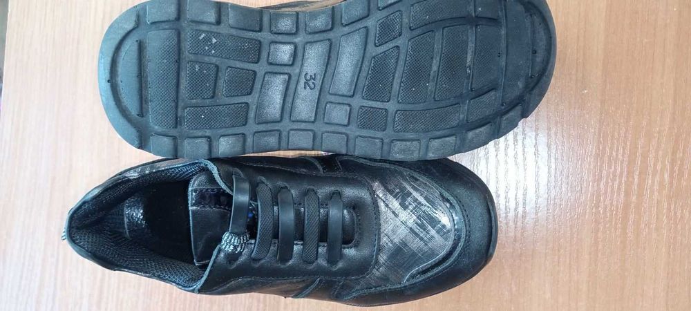 ПРОДАМ кроссовки кожаные
