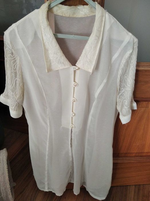 Linda blusa  muito leve com lindos bordados na manga