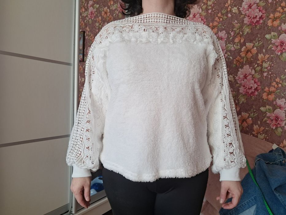 Кофтина біла з мереживом