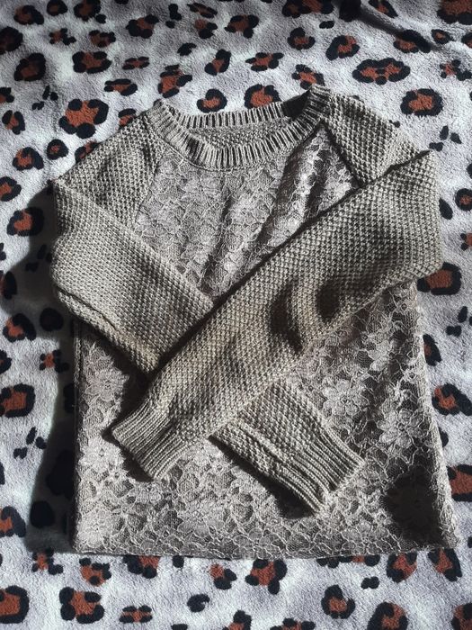 В'язаний светр на дівчинку