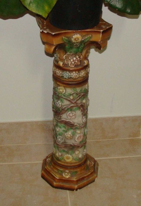 Coluna Decorativa Ornamentada de Flores