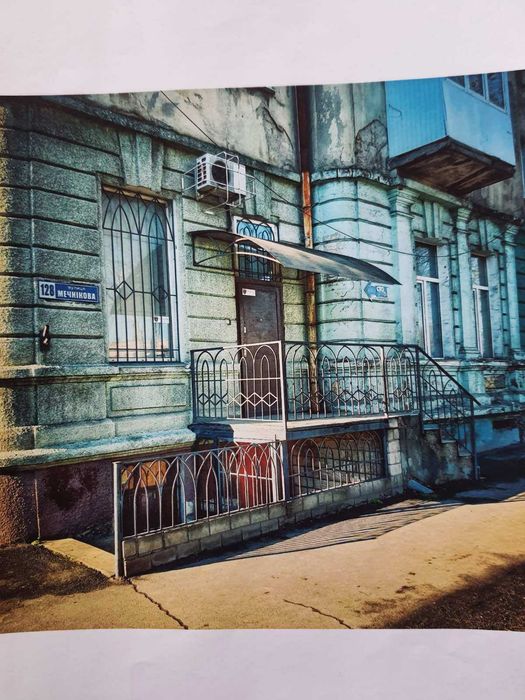 Продам фасадный офис на Мечникова. Свой подвал.