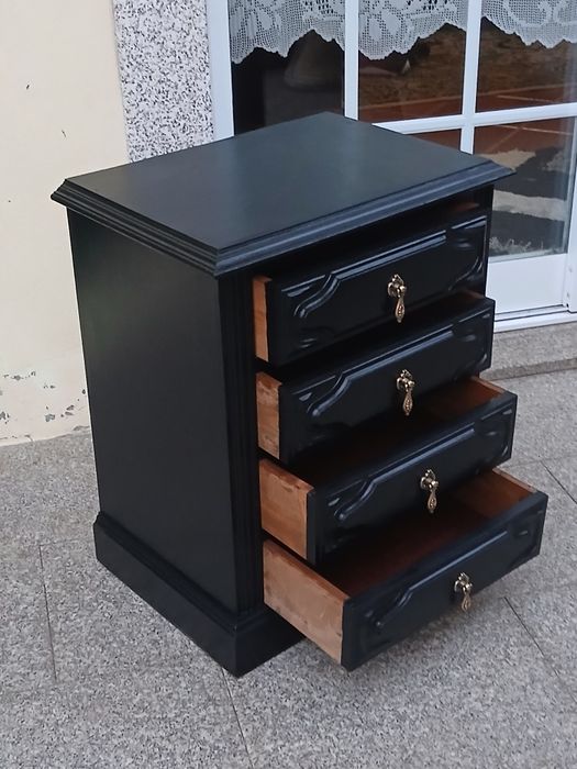 Vendo MESINHA de CABECEIRA com 4 gavetas em madeira MACIÇA como nova. Possibilidade de entrega
