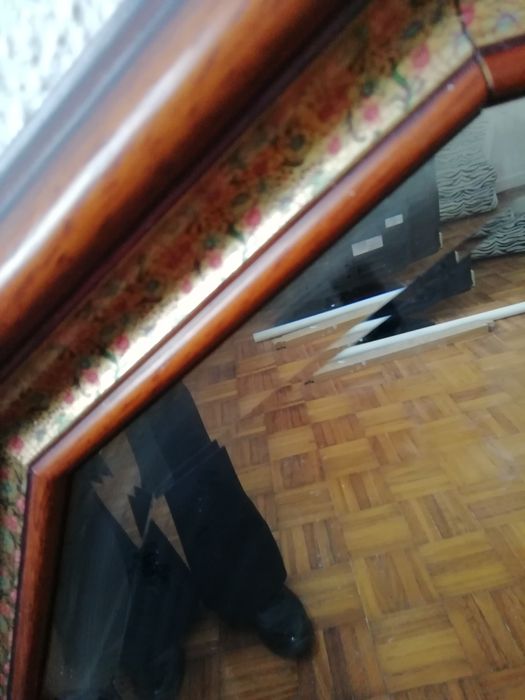 Espelho biselado com moldura em madeira