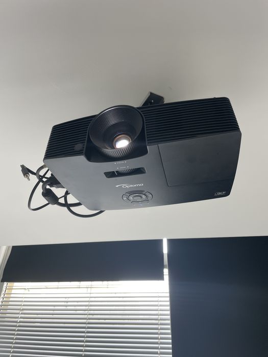 Optoma W300 Projector + Lumene Screen64409440551939120