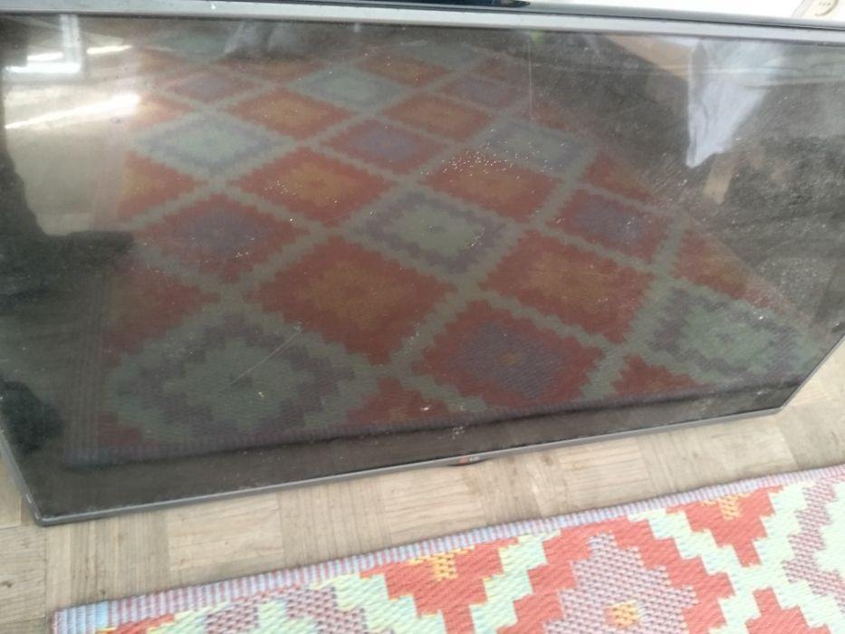 Smart TV lg ecrã partido.