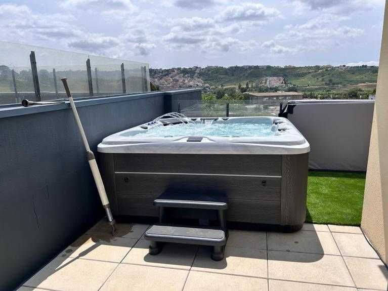 Jacuzzi Diamont Rubi  2.20 x 2.20 valor 8.425,00€