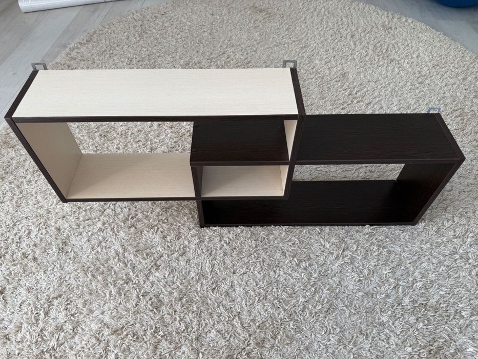 Полка на стіну в кімнату