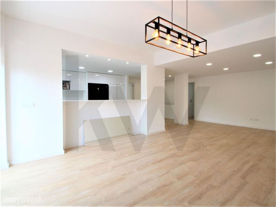 Apartamento T4 Remodelado a 4 min da Praia – Paço de Arcos
