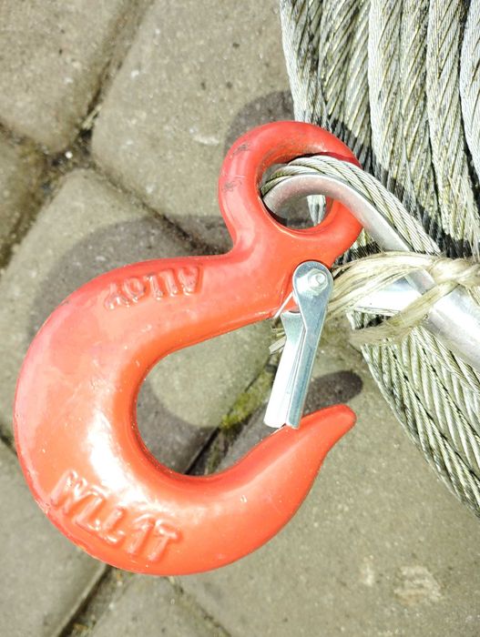 Lina fi 8 mm , 22 metry zakuta z dwóch stron z nowym hakiem .