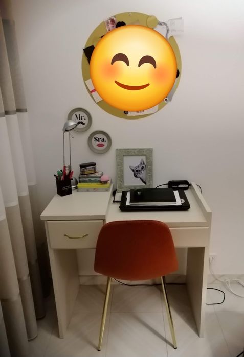 Secretária e cadeira