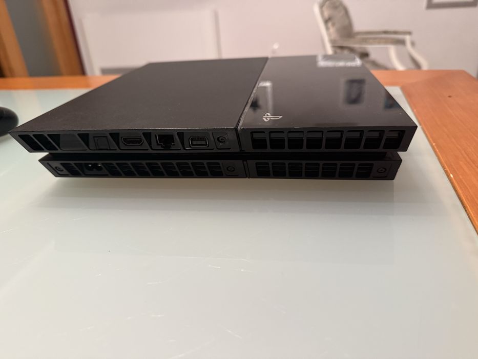 Playstation 4 500gb com 2 comandos