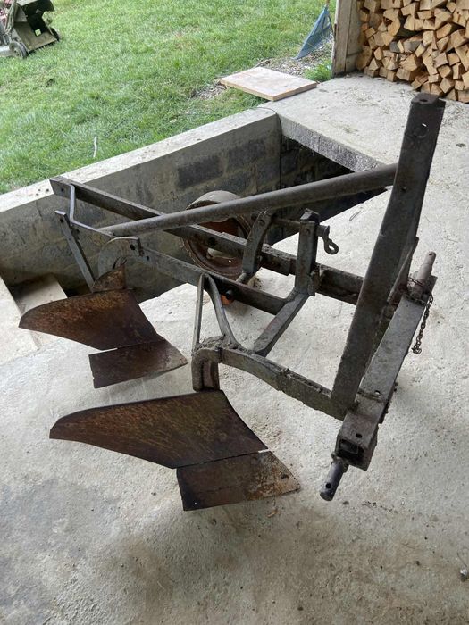 Плуг двохкорпусний