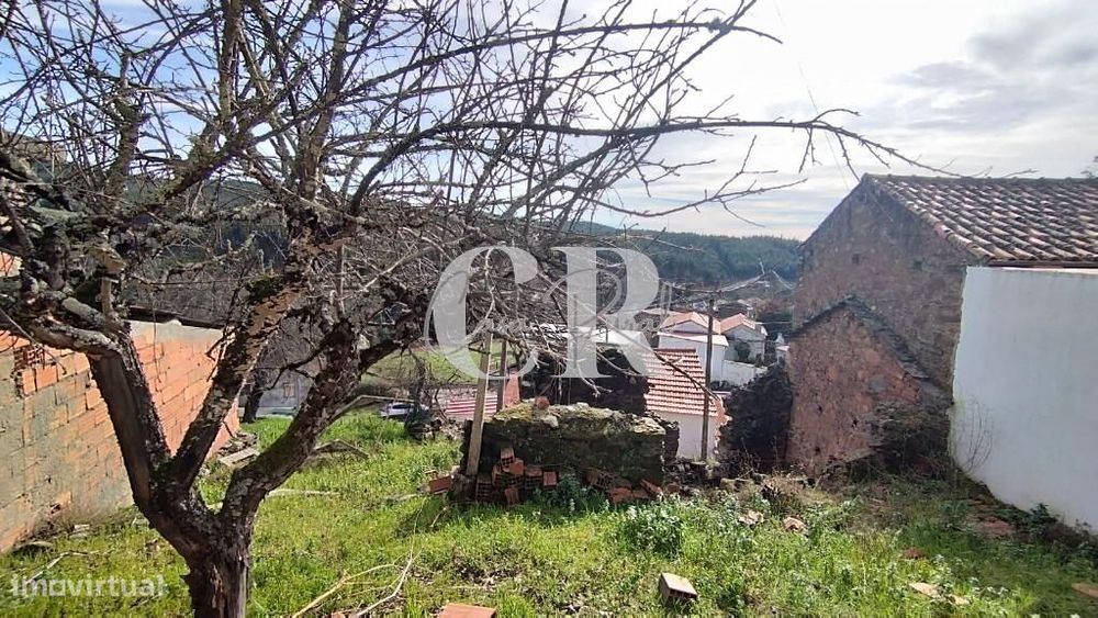 Ruina para reabilitar, em aldeia calma, perto de ribeira