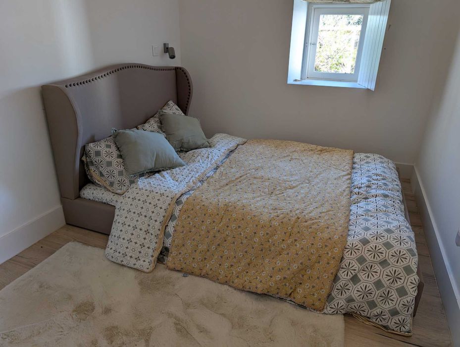 Cama de Casal em Tecido Estofada 140x200cm + Colchão (Como Nova)