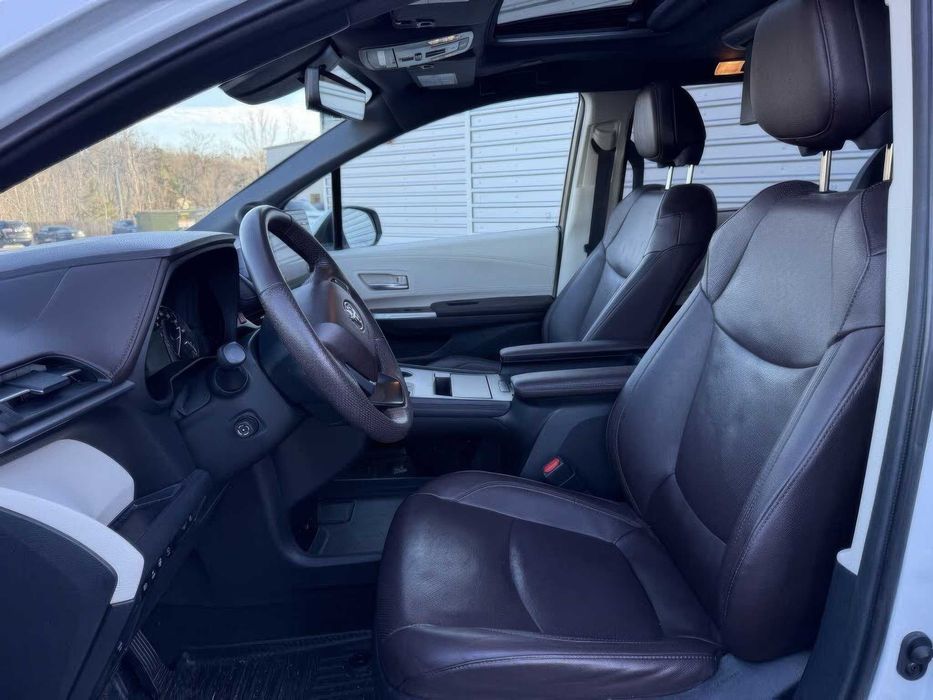 Toyota Sienna Platinum 7-Passenger      2023
