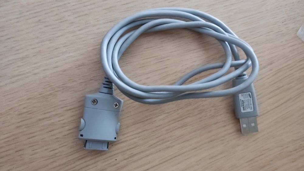 Cabos USB de dados Samsung/ Motorola/ Sharp - 3 euros cada