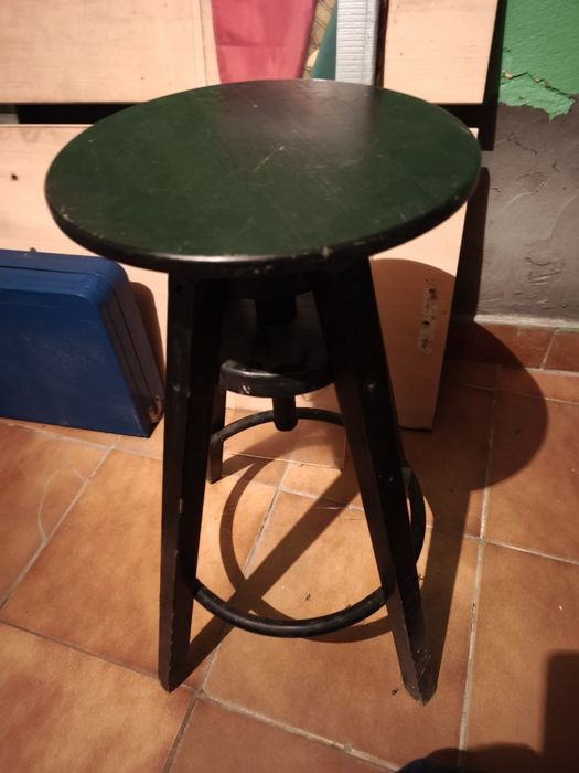 Cadeiras altas de café