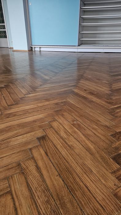 Drewniana podłoga ciemny brąz jodełka