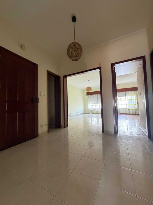 Apartamento T2, Rés-do-Chão, com boas áreas, bastante soalheiro e bem localizado. Fácil acesso a A2,  sito na quinta do lírios.