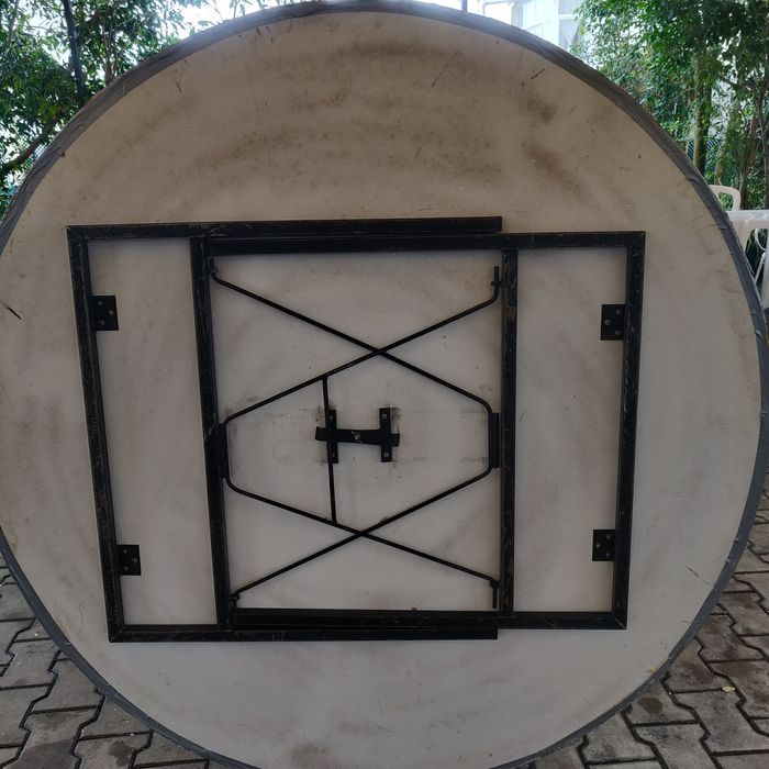 Round table with capacity for 10 people64740114860290123