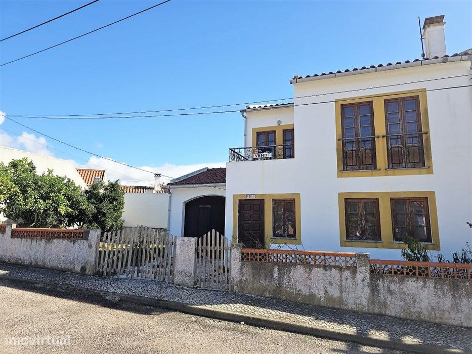 Moradia com Garagem e Quintal