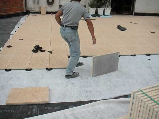Executamos serviços profissionais de montagem, instalação, colocação, reparação e acabamento de pavimentos, para obras de remodelações e reabilitações