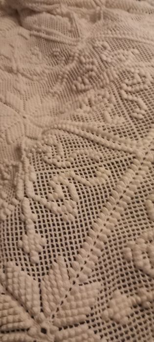 Colcha de renda em bom estado