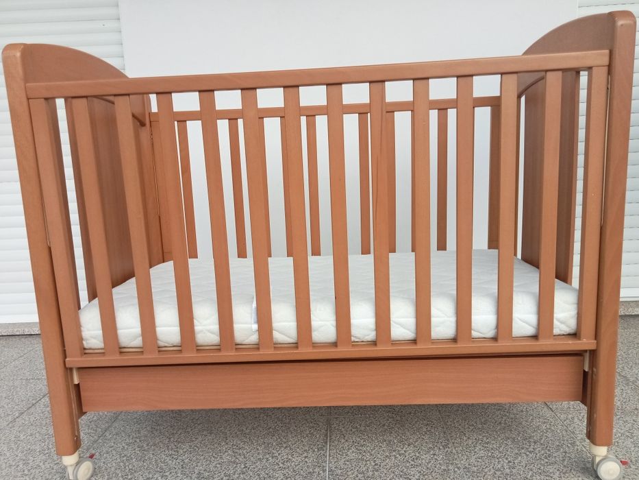 Cama de bebé de grades