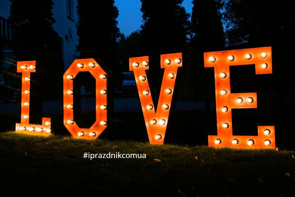 Фотозона на весілля день закоханих  LOVE з ретро лампочками