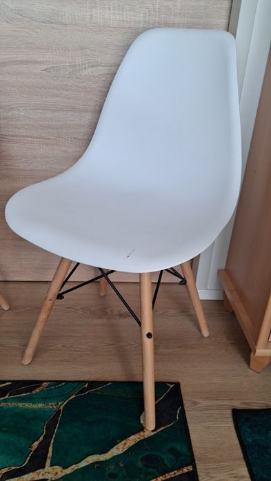 Zielone i białe krzesła skandynawskie plastikowe