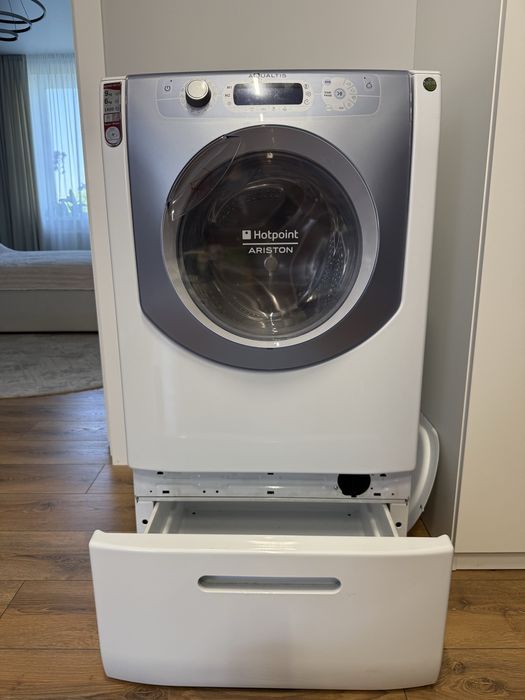 Пральна сушильна машина Hotpoint Ariston Aqualtis 9/6 кг