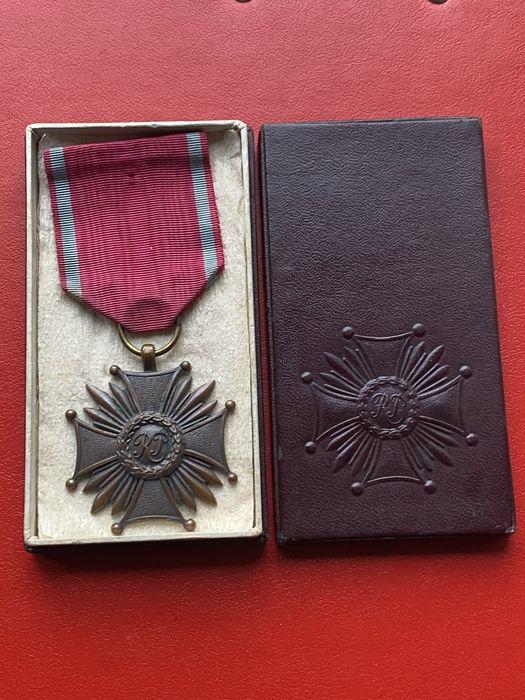Brązowy Krzyż Zasługi II RP z etui