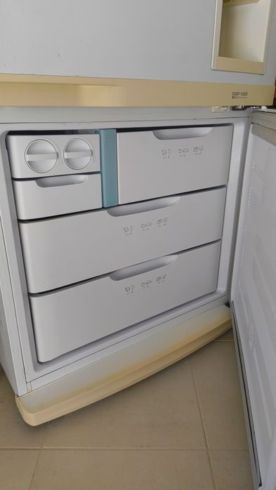 Vendo frigorífico Samsung de qualidade antiga.