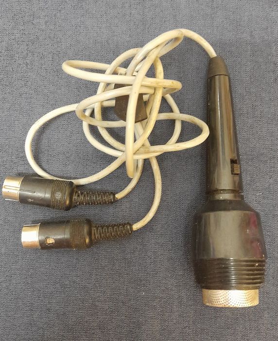 Microfone vintage com fichas DIN