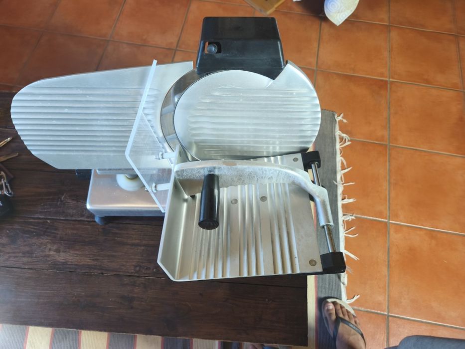 Máquina Profissional de Cortar Fiambre e Carnes em Inox – Elétrica