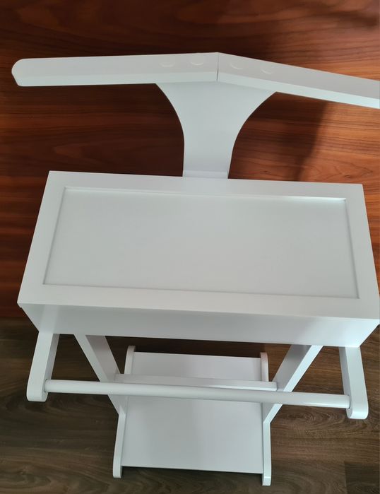 Cabide de roupa de pé