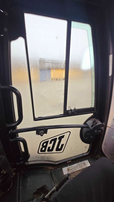 Фронтальний навантажувач jcb