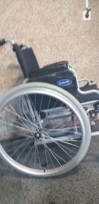 Vendo cadeira de rodas e  cadeira de banho