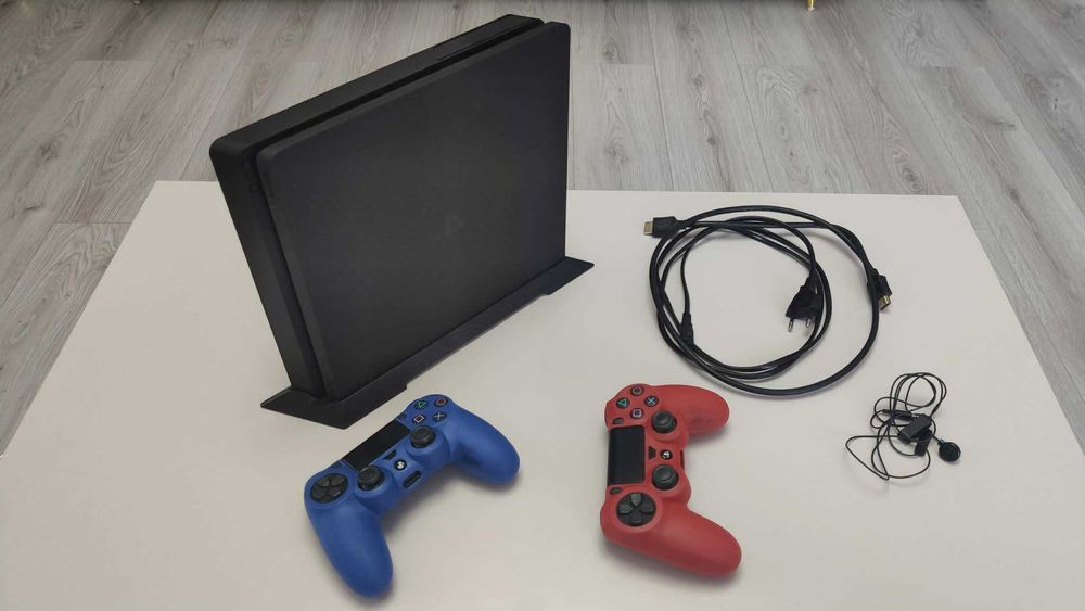 Konsola PS4 slim 1TB plus 2 pady.
