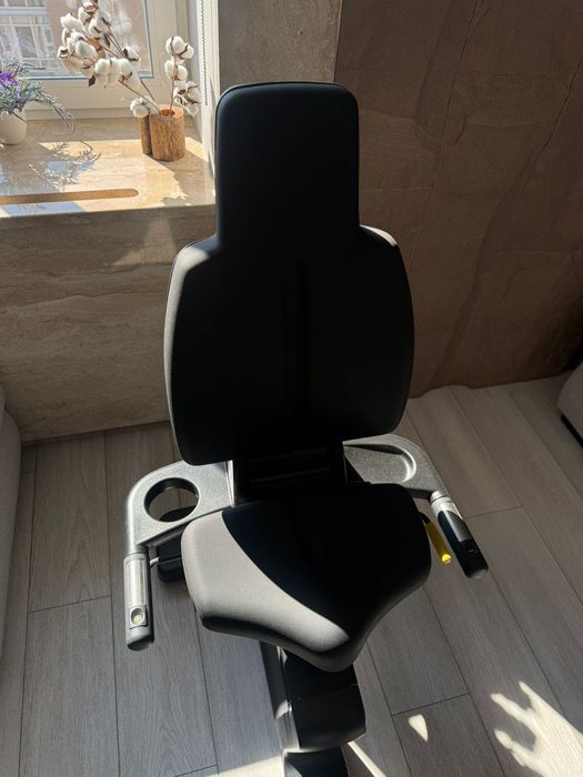 Technogym Recline Live 700 - професійний горизонтальний велотренажер