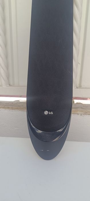 Coluna de som vertical LG para sistemas de home cinema, identificada em modelos como o SH53TH-S.