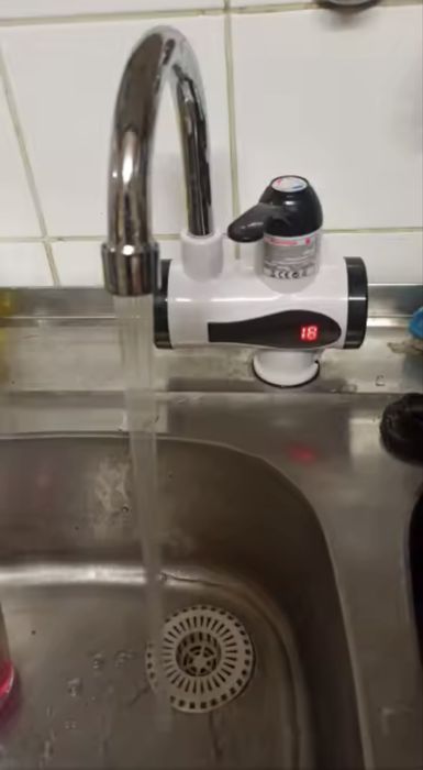 Torneira Elétrica de Água Quente sem Gás/ Esquentador (UNIVERSAL)