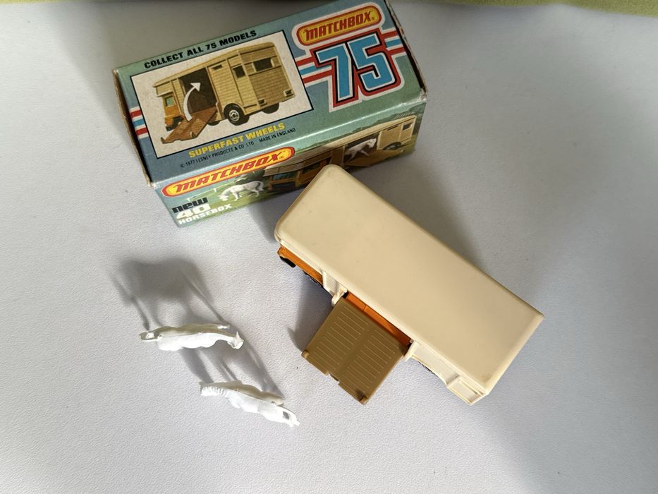 Matchbox Horsebox z końmi