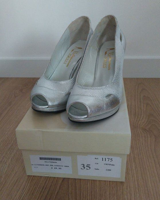 Sapatos prateados novos