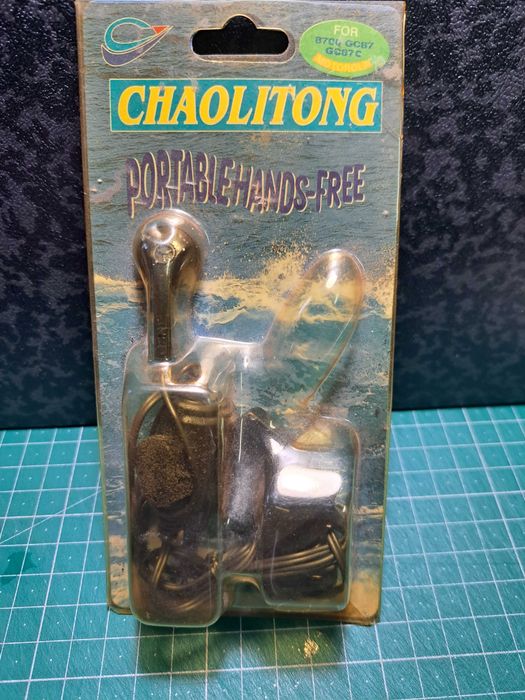 Kit mãos livres antigo para telemóveis Motorola.