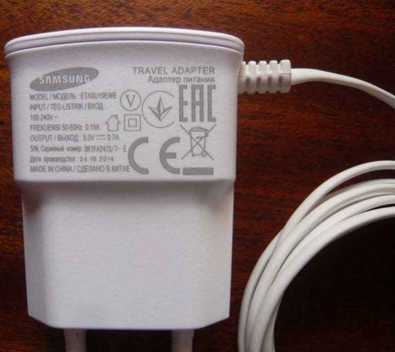 Samsung 5V ; 0,7A ; micro usb.