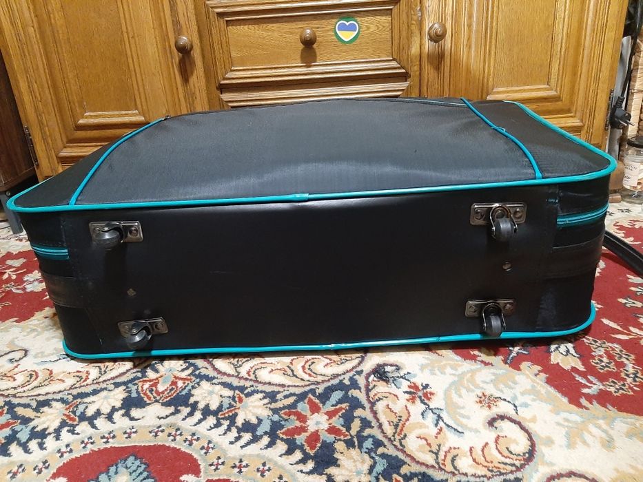 Дорожный чемодан на колесах