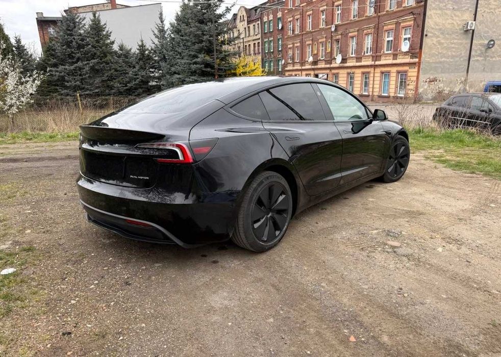 Tesla Model 3 2024 року